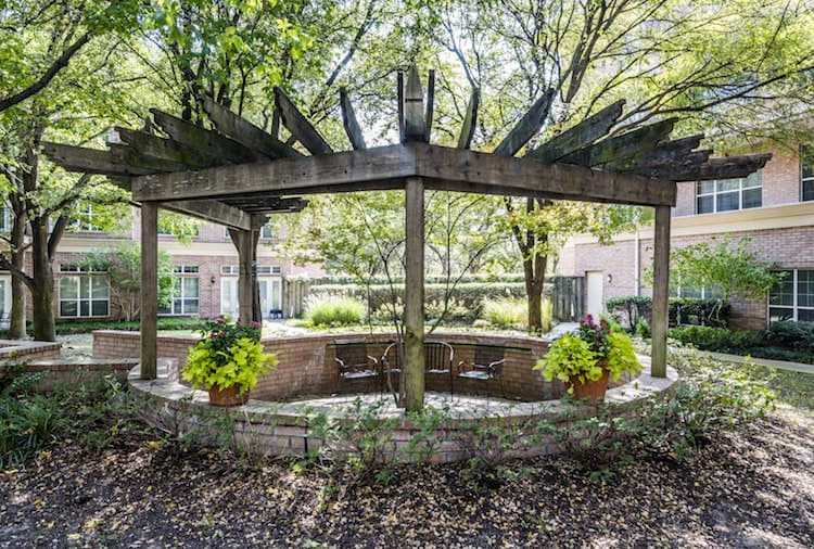Signature Pointe Courtyard